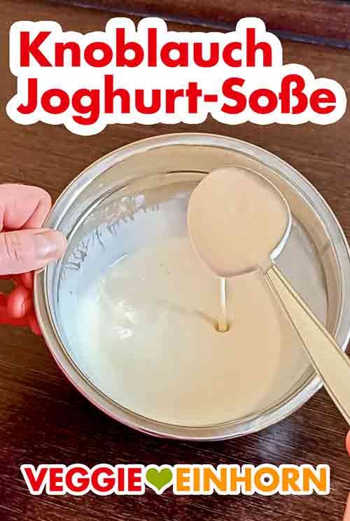 Vegane Joghurtsoße mit Knoblauch und Zitronensaft für die türkischen Nudeln Die fertige Knoblauch-Joghurt-Soße in einer Schüssel