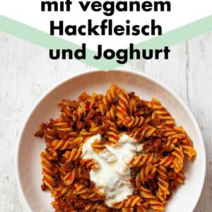 Vegetarische türkische Nudeln mit Hackfleisch und Joghurt