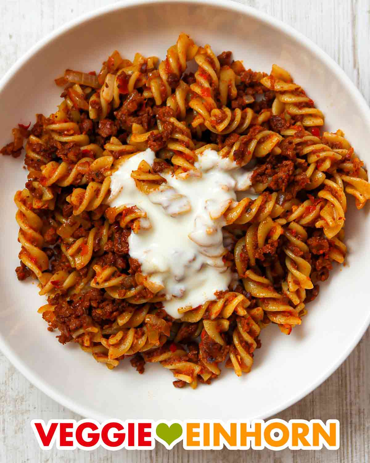 Türkische Döner Nudeln mit veganem Hackfleisch und Knoblauch Joghurt Soße Türkische Nudeln