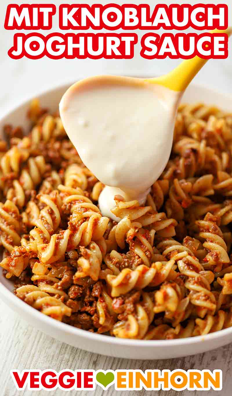 Die türkische Pasta mit veganem Hackfleisch wird mit Knoblauchsoße serviert. Joghurtsoße mit Knoblauch wird zu den türkischen Döner Nudeln gegeben