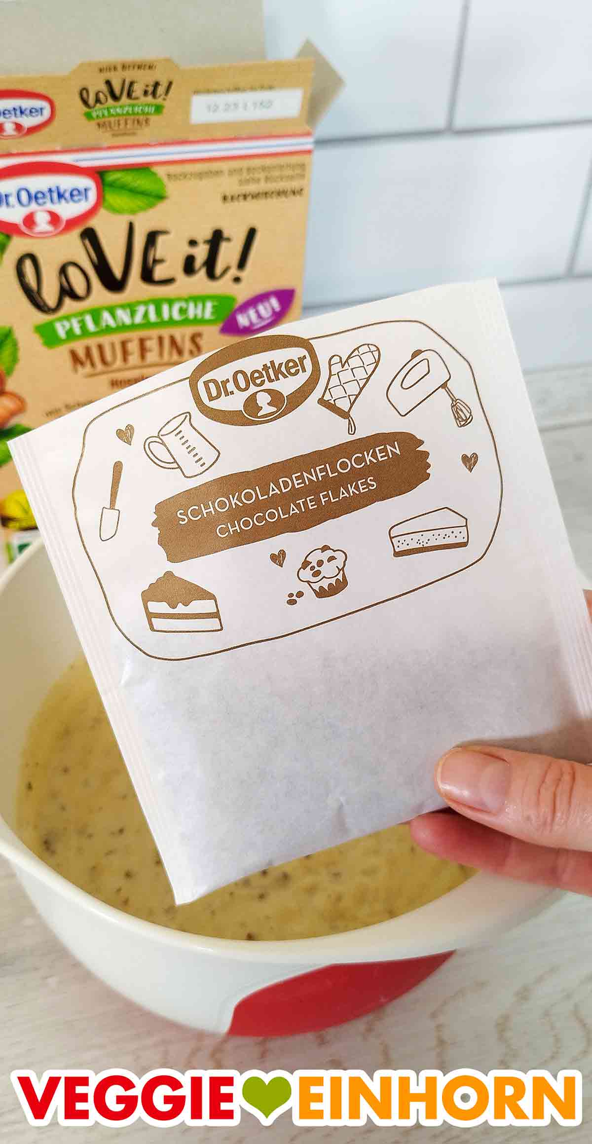 Vegane Schokoflocken aus der Dr. Oetker LoVE it! Backmischung Beutel mit Schokoladenflocken aus der veganen Backmischung von Dr. Oetker