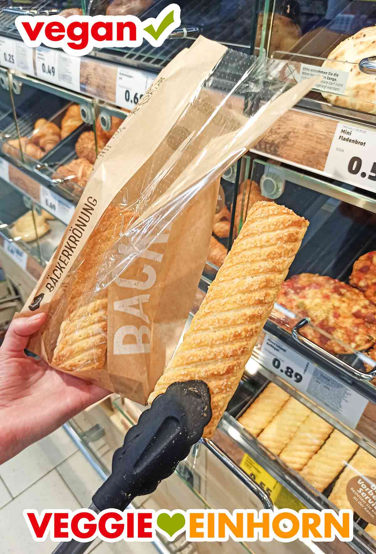 Die veganen Vanillestangen gibt es in der Selbstbedienungs-Bäckerei bei Penny. Veganz Vanillestangen werden in einer Bäckereitüte verpackt