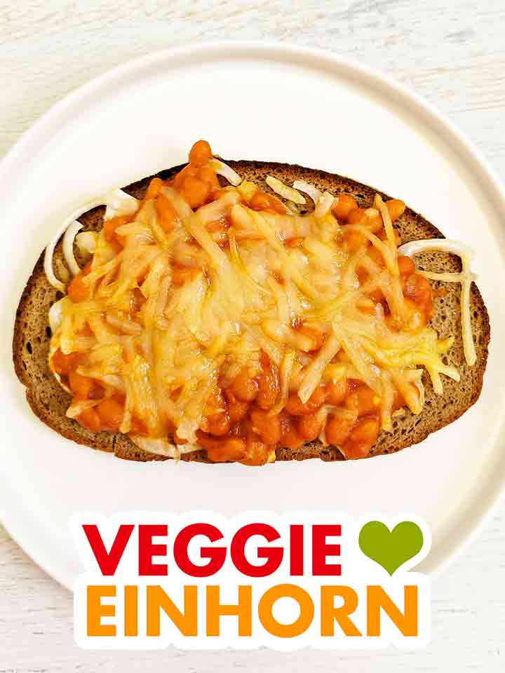 Veganes überbackenes Brot mit Baked Beans auf einem Teller
