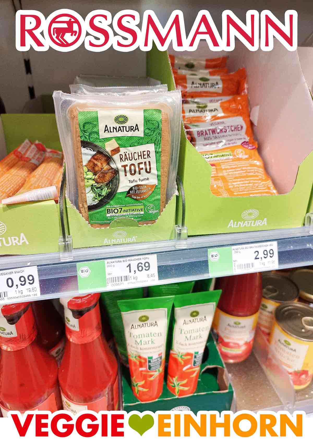 Den ungekühlten Räuchertofu von Alnatura gibt es bei Rossmann. Ungekühlter Alnatura Räuchertofu im Regal bei Rossmann