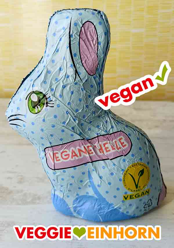 Der Vegane Helle Schokohase hat ein Vegan Logo. Veganer Osterhase von Penny mit V-Label
