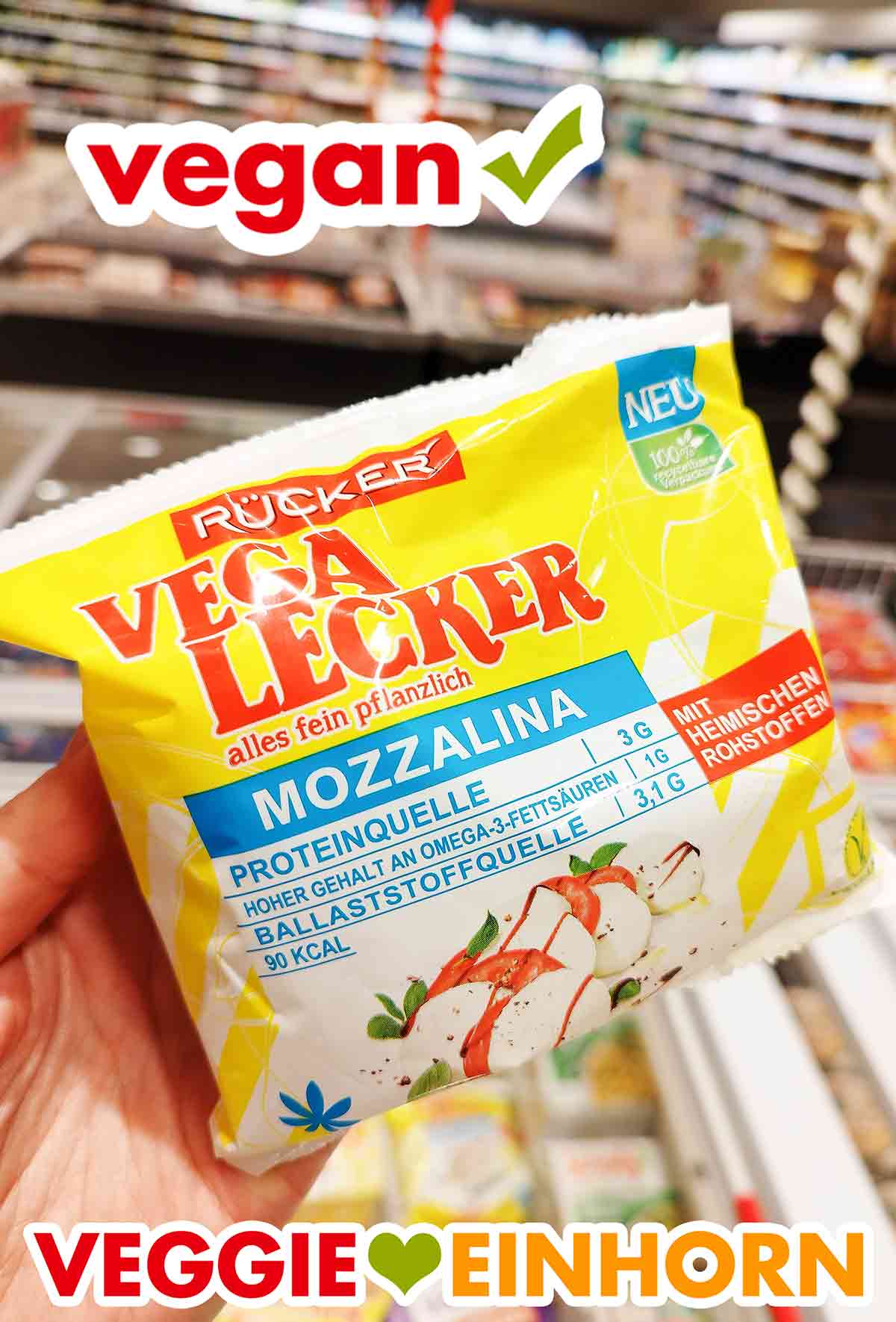 Der vegane Mozzarella von Vega Lecker ist verpackt wie ein echter Mozzarella. Eine Hand hält eine Packung Mozzalina im Supermarkt