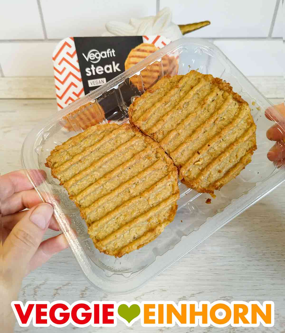 In der Packung sind zwei vegane Steaks. Zwei Vegafit Steaks in der geöffneten Packung