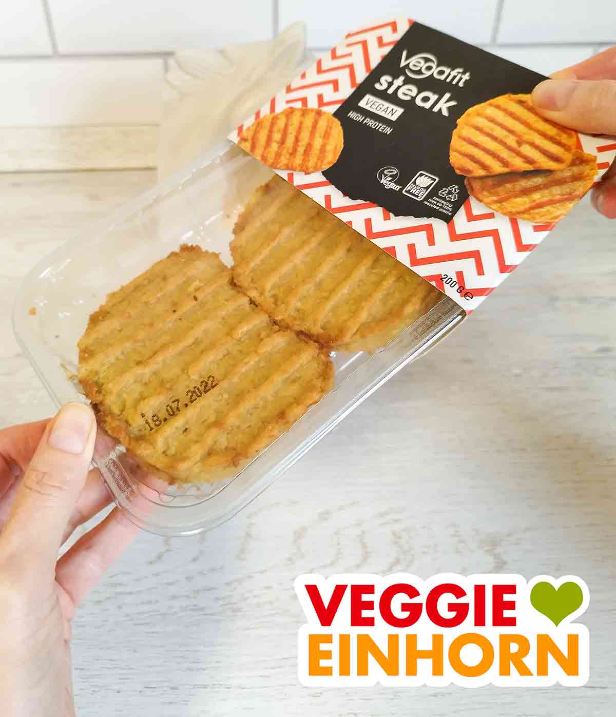 Ich packe die veganen Steaks von Vegafit aus. Öffnen der Verpackung der Vegafit Steaks