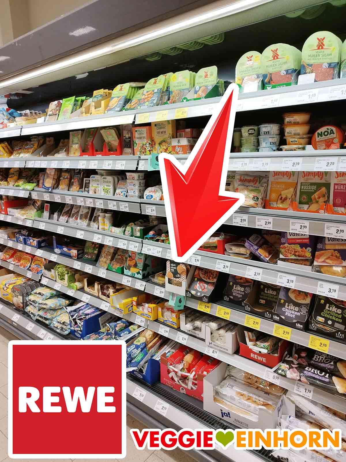 Die Vegafit Steaks gibt es zum Beispiel bei Rewe. Kühlregal im Rewe mit veganen Steaks von Vegafit