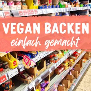 Supermarktregal mit Backzutaten, in der Mitte steht groß der Text „Vegan Backen einfach gemacht“.