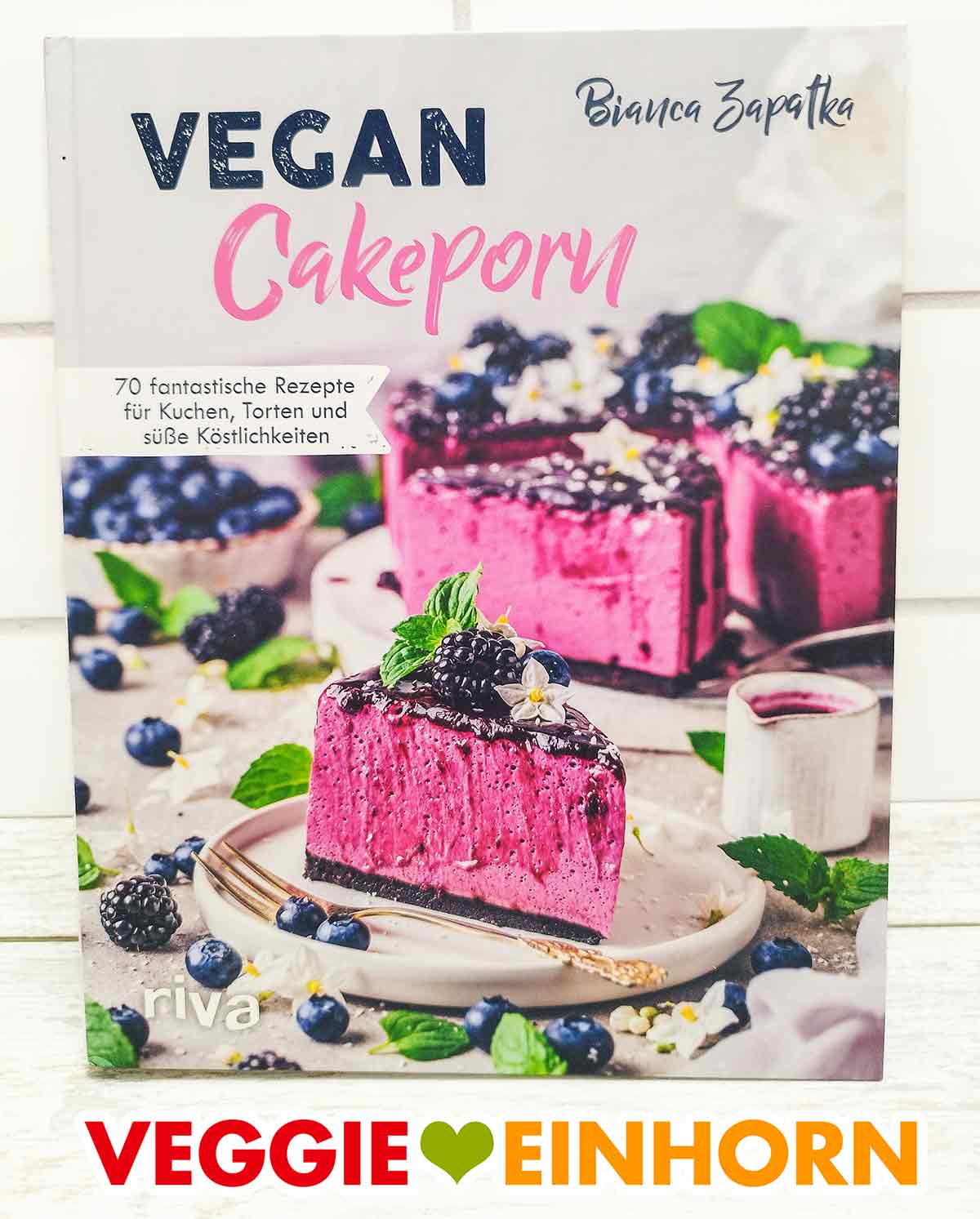 Das vegane Backbuch Vegan Cakeporn von Bianca Zapatka enthält 70 vegane Backrezepte. Bianca Zapatka Vegan Cakeporn