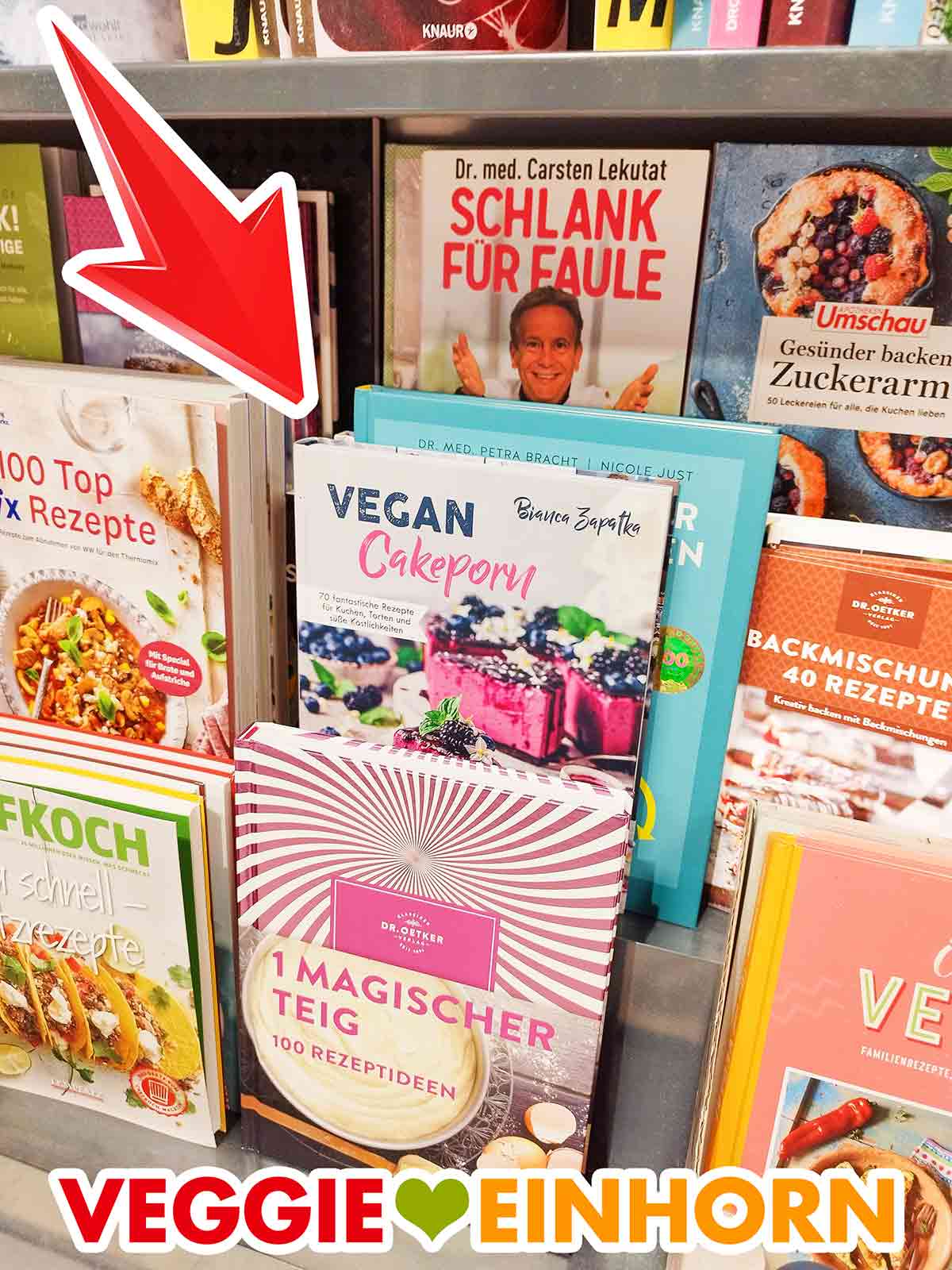 Ich habe das Buch Vegan Cakeporn bei Marktkauf gekauft. Nahaufnahme des Buches Vegan Cakeporn von Bianca Zapatka im Supermarkt Regal