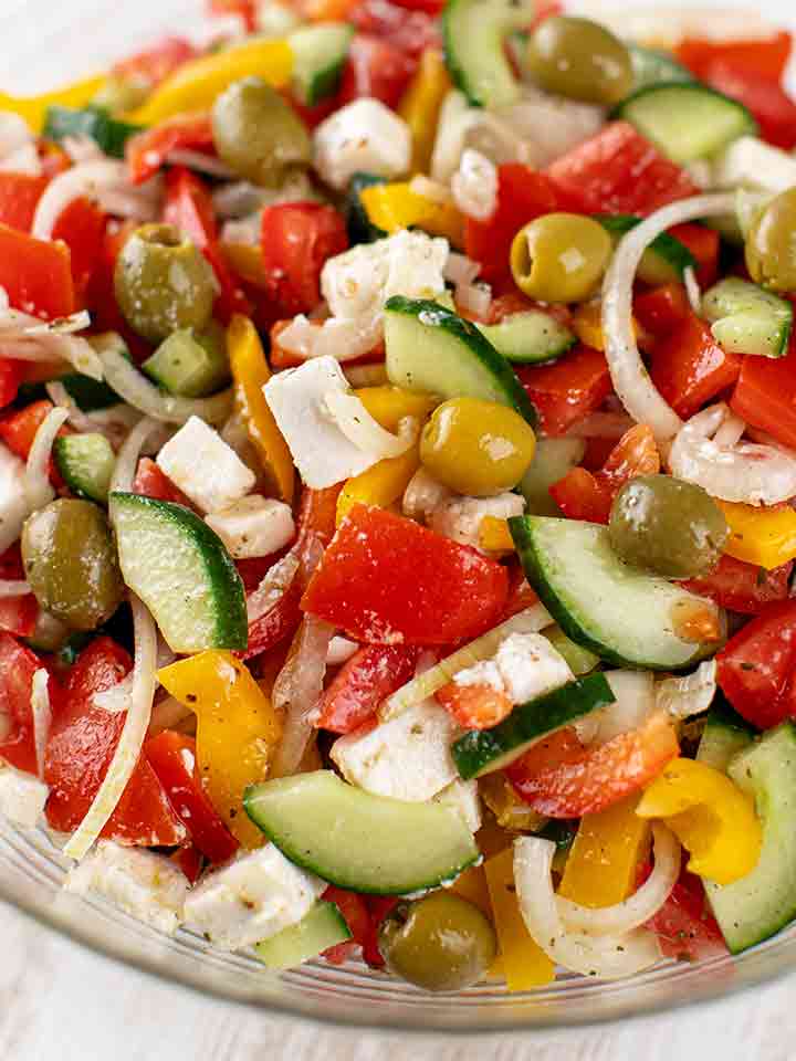 Schüssel mit veganem griechischen Bauernsalat