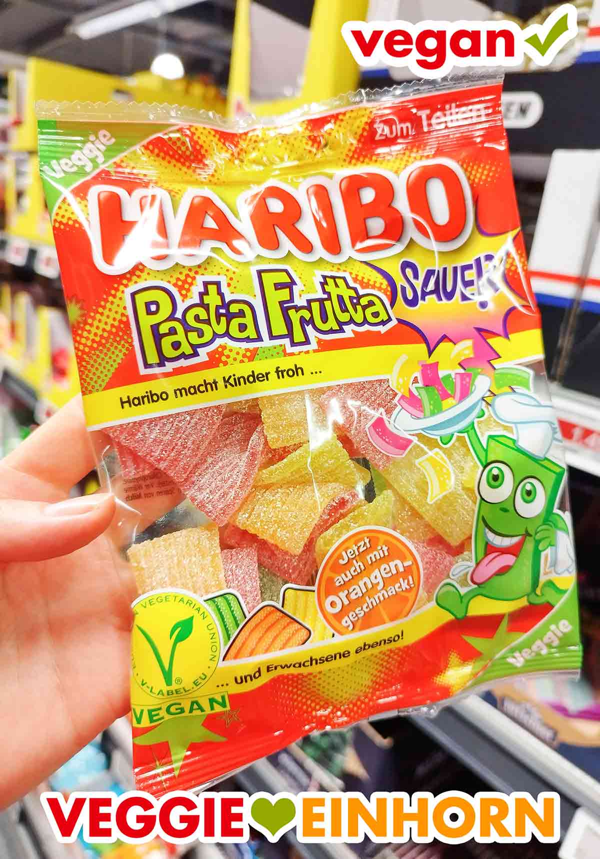 Pasta Frutta Sauer von Haribo ist ohne Gelatine und vegan. Eine Packung Haribo Pasta Frutta im Supermarkt