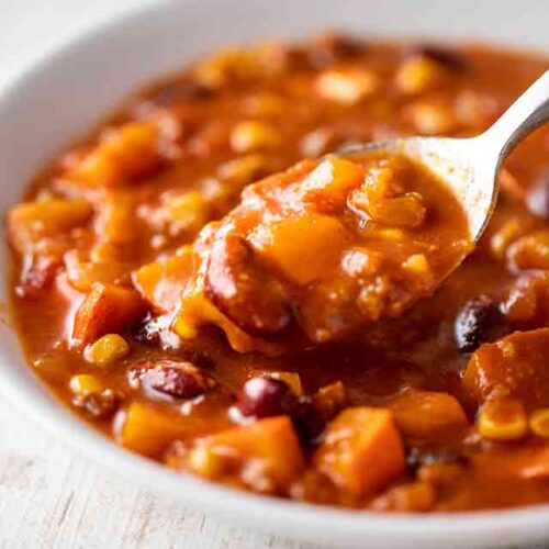 Teller mit veganem Kürbis Chili