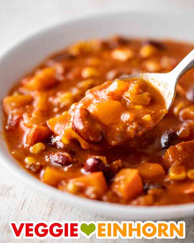 Teller mit veganem Kürbis Chili