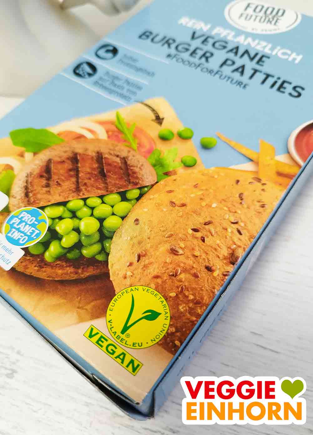 Auf der Packung der tiefgekühlten Burger Patties von Penny ist ein Vegan-Zeichen. Vegan Logo auf den tiefgefrorenen Burger Patties von Penny