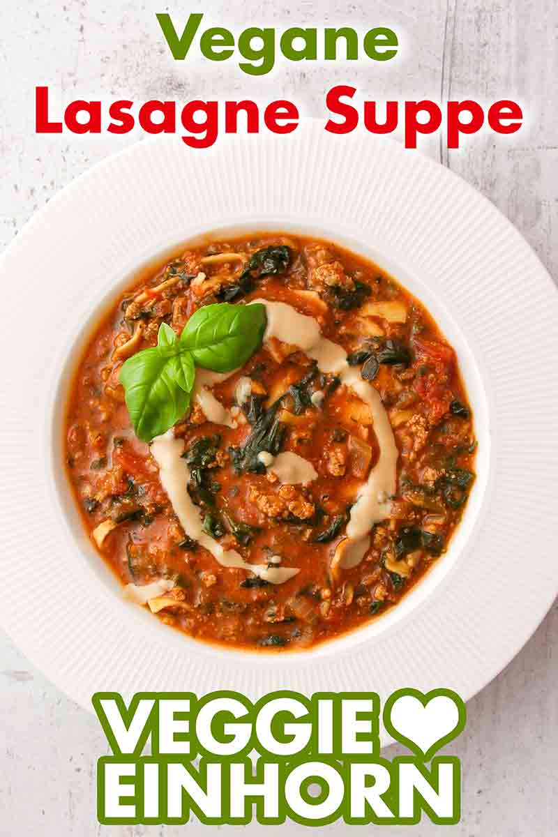 Die Suppe enthält veganes Hackfleisch und zerbrochene Lasagneplatten. Ein Teller mit veganer Lasagne Suppe