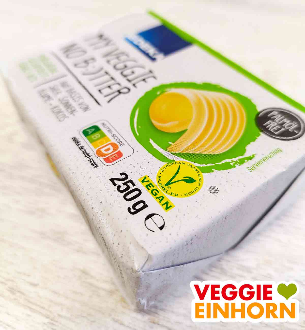 Auf der Verpackung ist ein Vegan Logo. Vegan Zeichen auf der veganen Butter von EDEKA