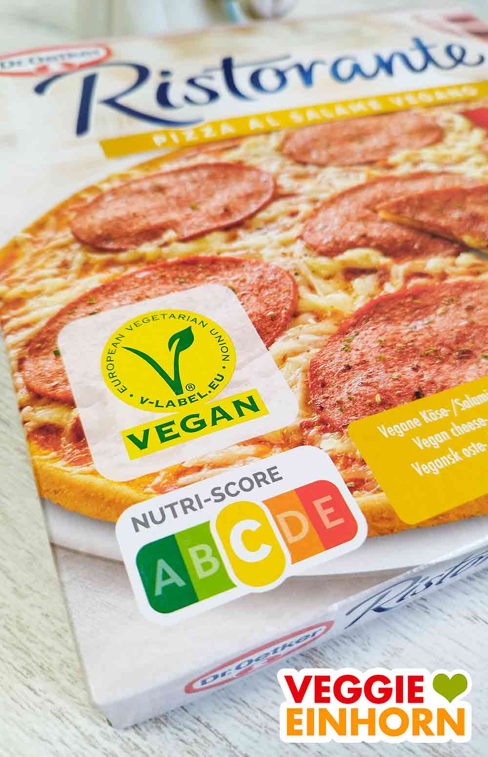 Vegan Zeichen auf der Packung der Pizza al Salame Vegano von Dr. Oetker Vegan Logo auf der veganen Salami Pizza Ristorante von Dr. Oetker
