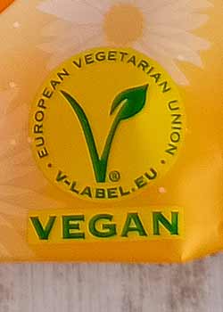 Auf dem gezuckerten Gelee Jelly von Friedel ist ein veganes V-Label. Vegan Logo auf dem gezuckerten Gelee von Friedel