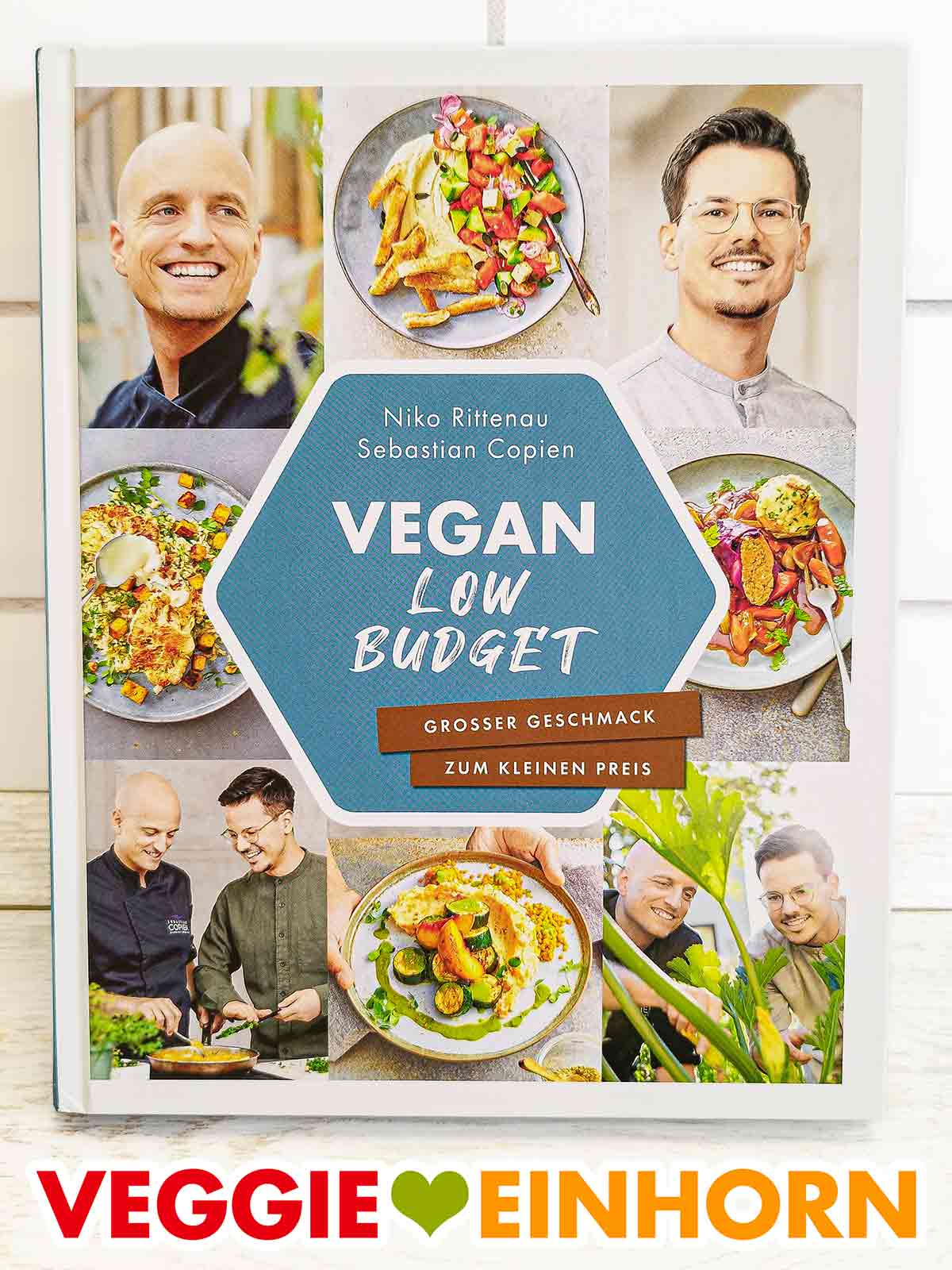 Vegan Low Budget ist ein veganes Kochbuch von Niko Rittenau und Sebastian Copien. Das Buch Vegan Low Budget von Niko Rittenau und Sebastian Copien