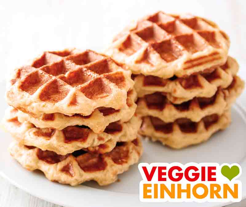 Die veganen Lütticher Waffeln sind aus Hefeteig und Perlzucker. Zwei Stapel mit veganen Lütticher Waffeln