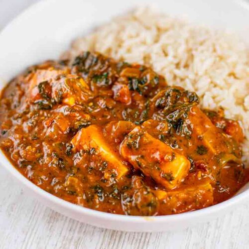Teller mit veganem indischen Palak Paneer und Reis