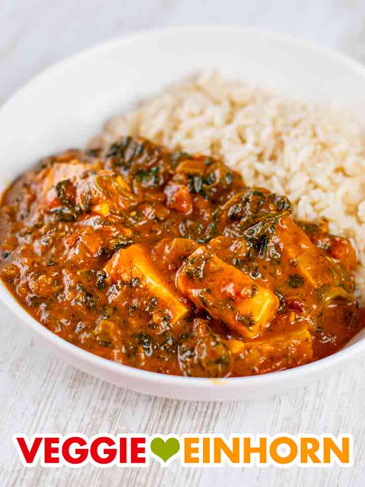 Teller mit veganem indischen Palak Paneer und Reis