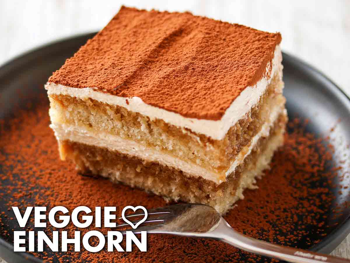 Veganes Tiramisu Ein Stück veganes Tiramisu auf einem Teller