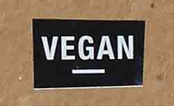 Auf der Verpackung ist ein Vegan Zeichen. Vegan Zeichen auf der Packung der Veganz Ente.