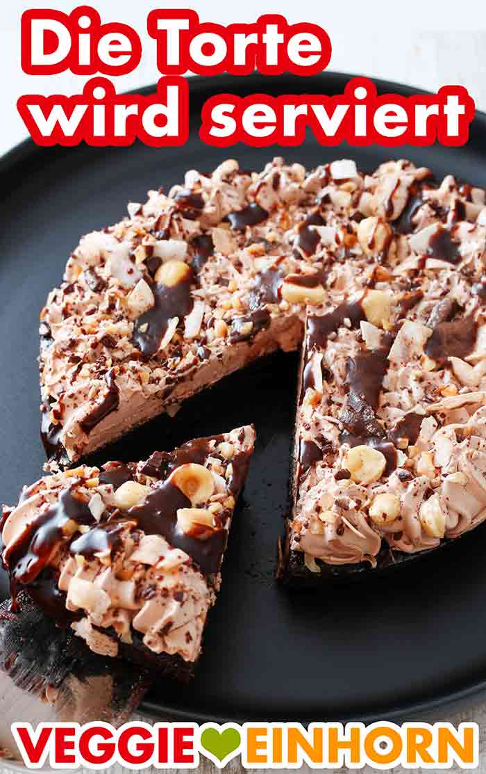 Die Choco Delish Torte hat 6 Stücke. Die Almondy Torte wird serviert