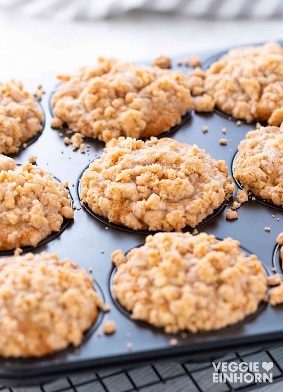 Vegane Apfelmuffins mit Streuseln in einer Muffinform.