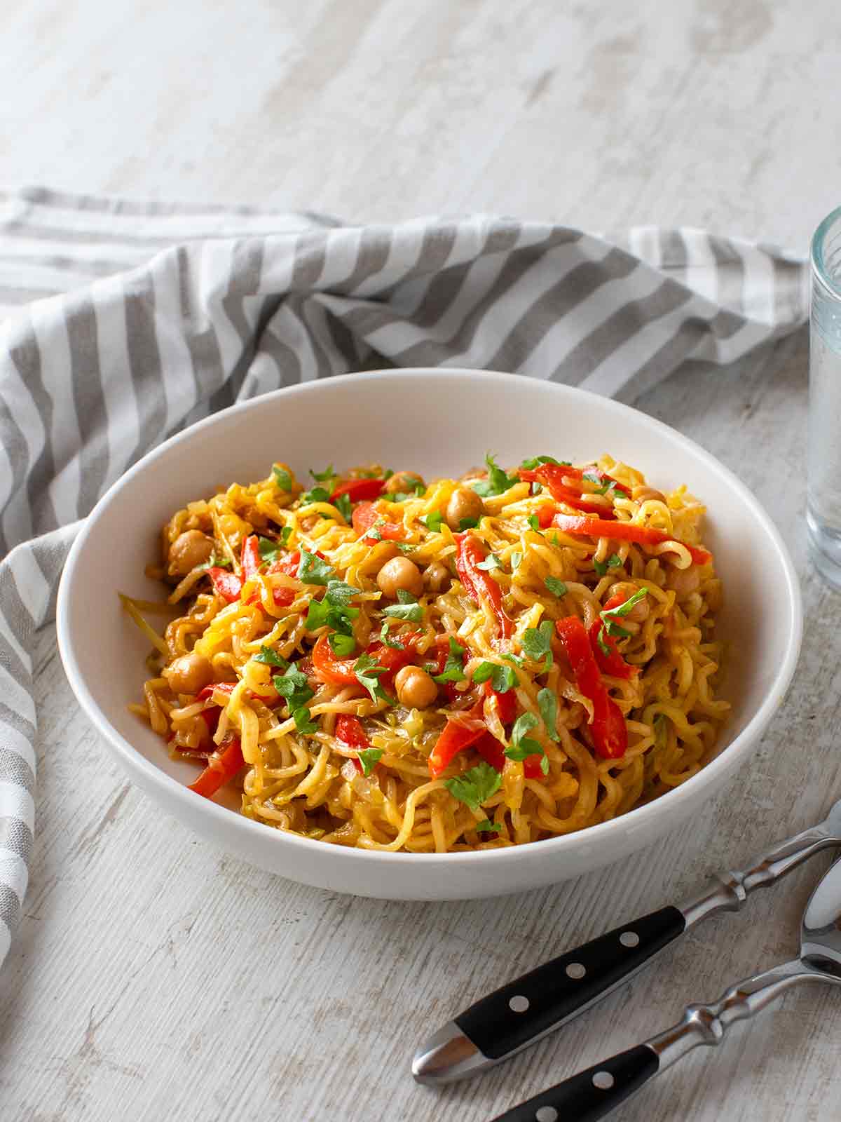 Vegane asiatische Mie Nudelpfanne mit Kichererbsen und Gemüse
