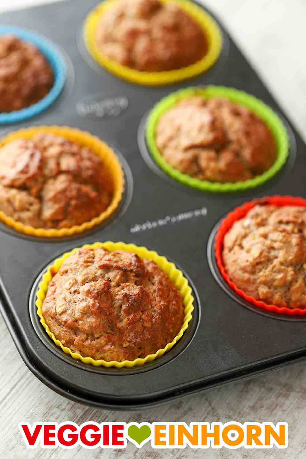 Die Bananen Haferflocken Muffins ohne Zucker sind vegan. Ein Muffinblech mit Haferflocken Bananen Muffins