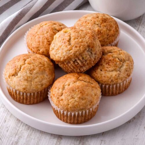 Weißer Teller mit veganen Bananenbrot Muffins.