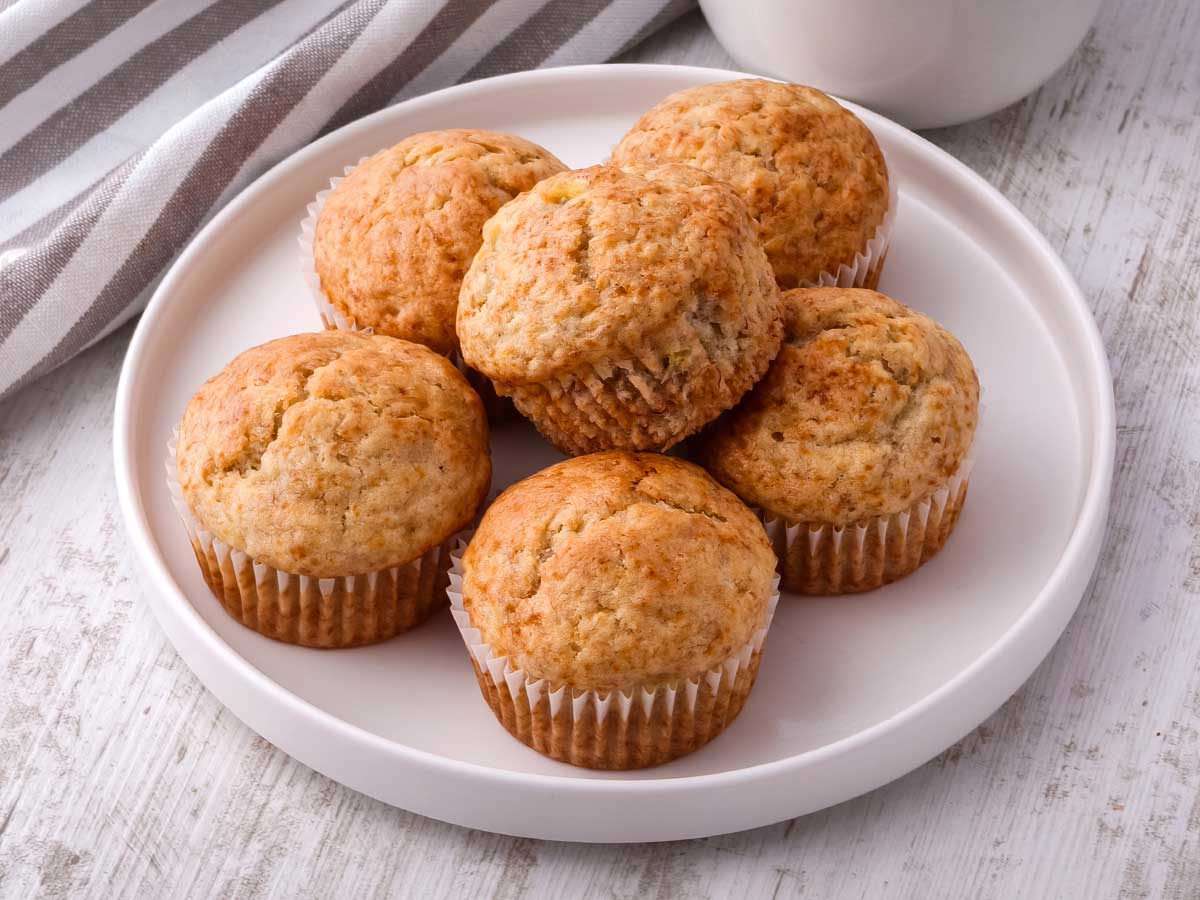 Weißer Teller mit veganen Bananenbrot Muffins.