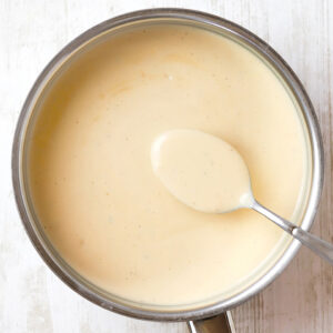 Vegane Béchamelsauce im Topf mit Löffel