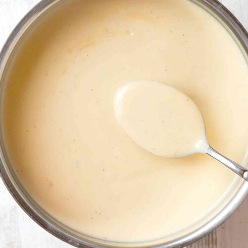 Vegane Béchamelsauce in einem Topf mit Löffel, von oben fotografiert