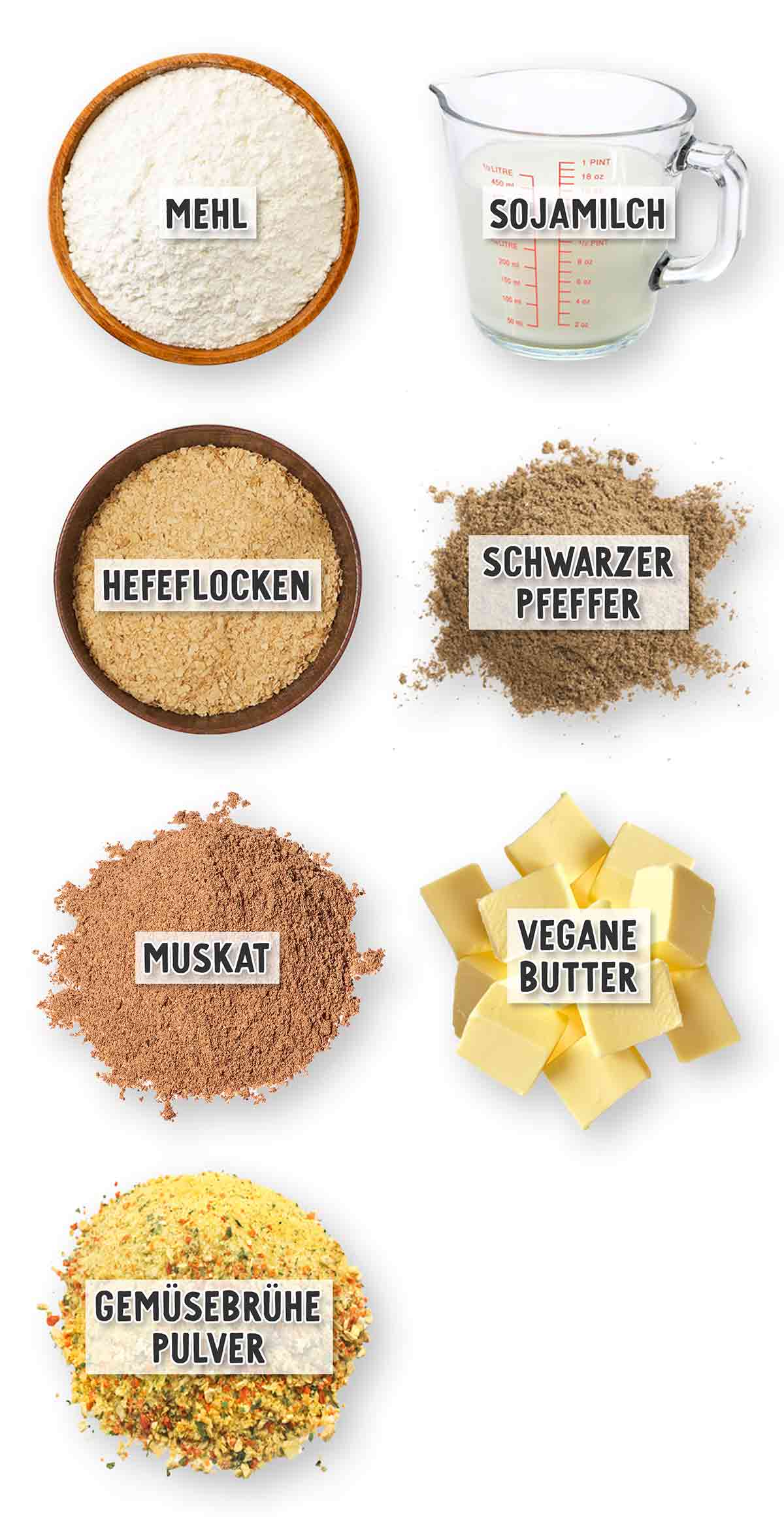 Beschriftete Zutaten für vegane Béchamelsauce auf weißem Hintergrund: Mehl, Sojamilch, Hefeflocken, schwarzer Pfeffer, Muskat, vegane Butter und Gemüsebrühepulver.
