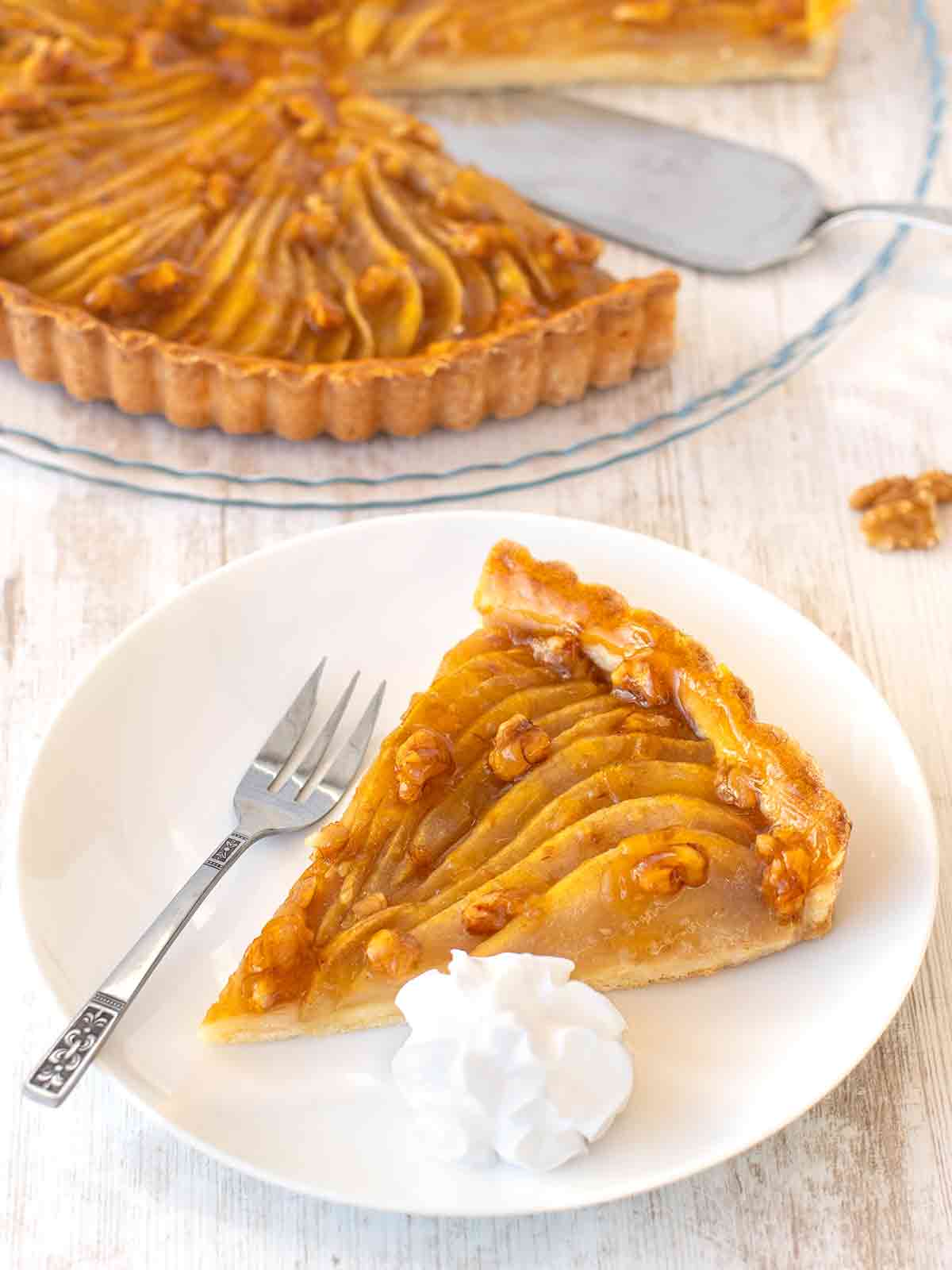 Ein Stück vegane Birnentarte mit Walnüssen