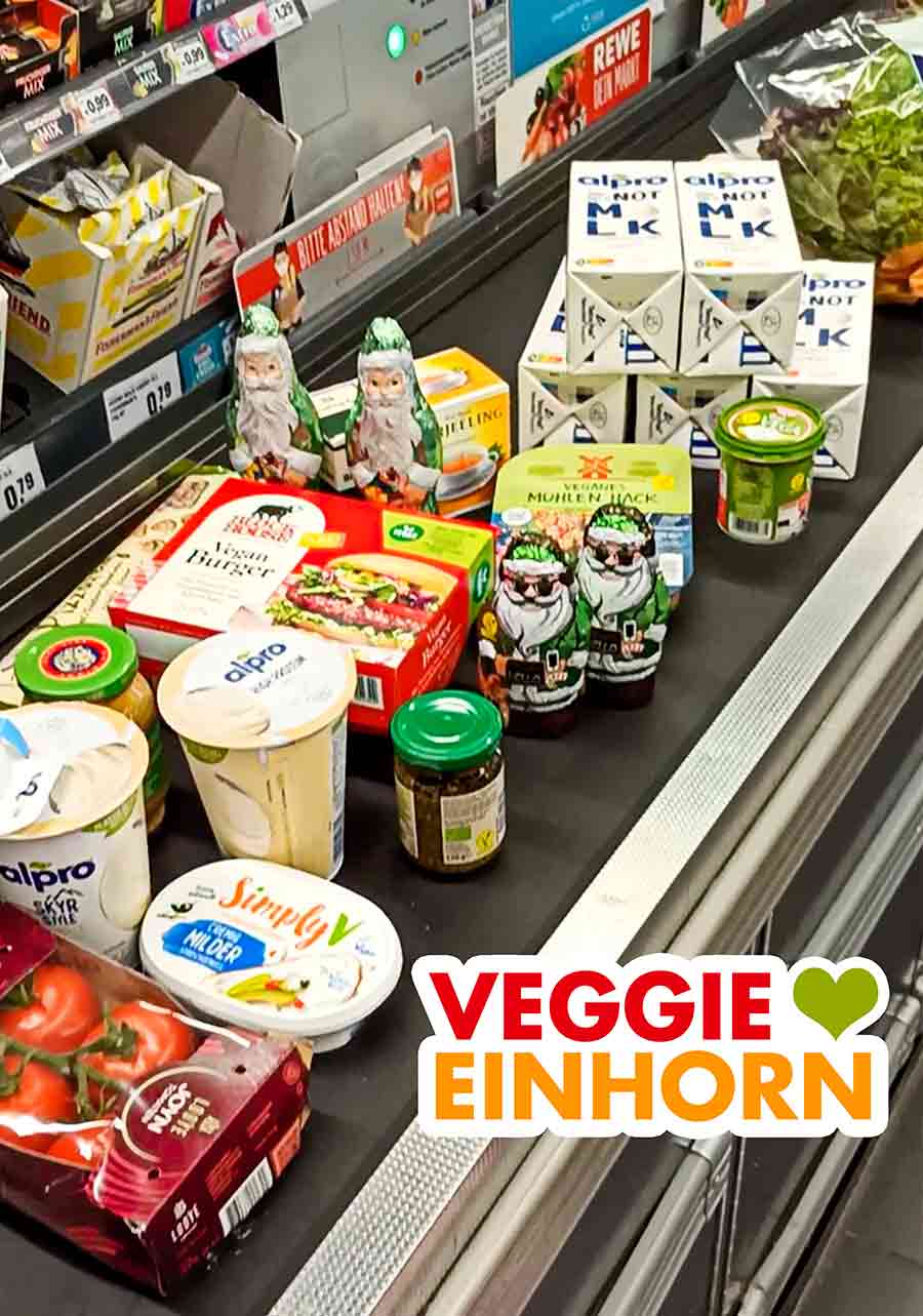 Die veganen Burger von Block House an der Kasse bei Rewe Vegane Lebensmittel auf dem Kassenband im Supermarkt
