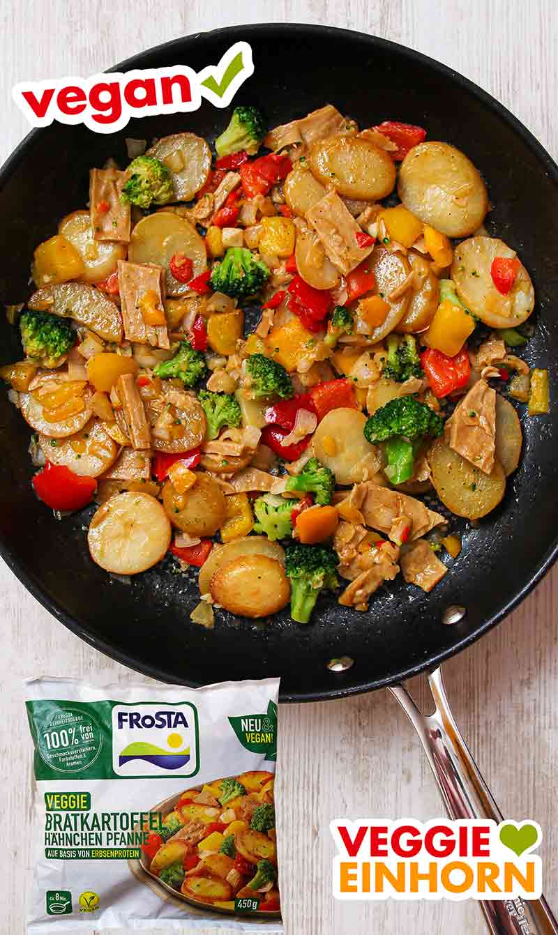 Die Veggie Bratkartoffel Hähnchen Pfanne ist ein veganes Fertiggericht von Frosta. Die fertig zubereitete vegane Bratkartoffel Hähnchen Pfanne von Frosta in einer Pfanne