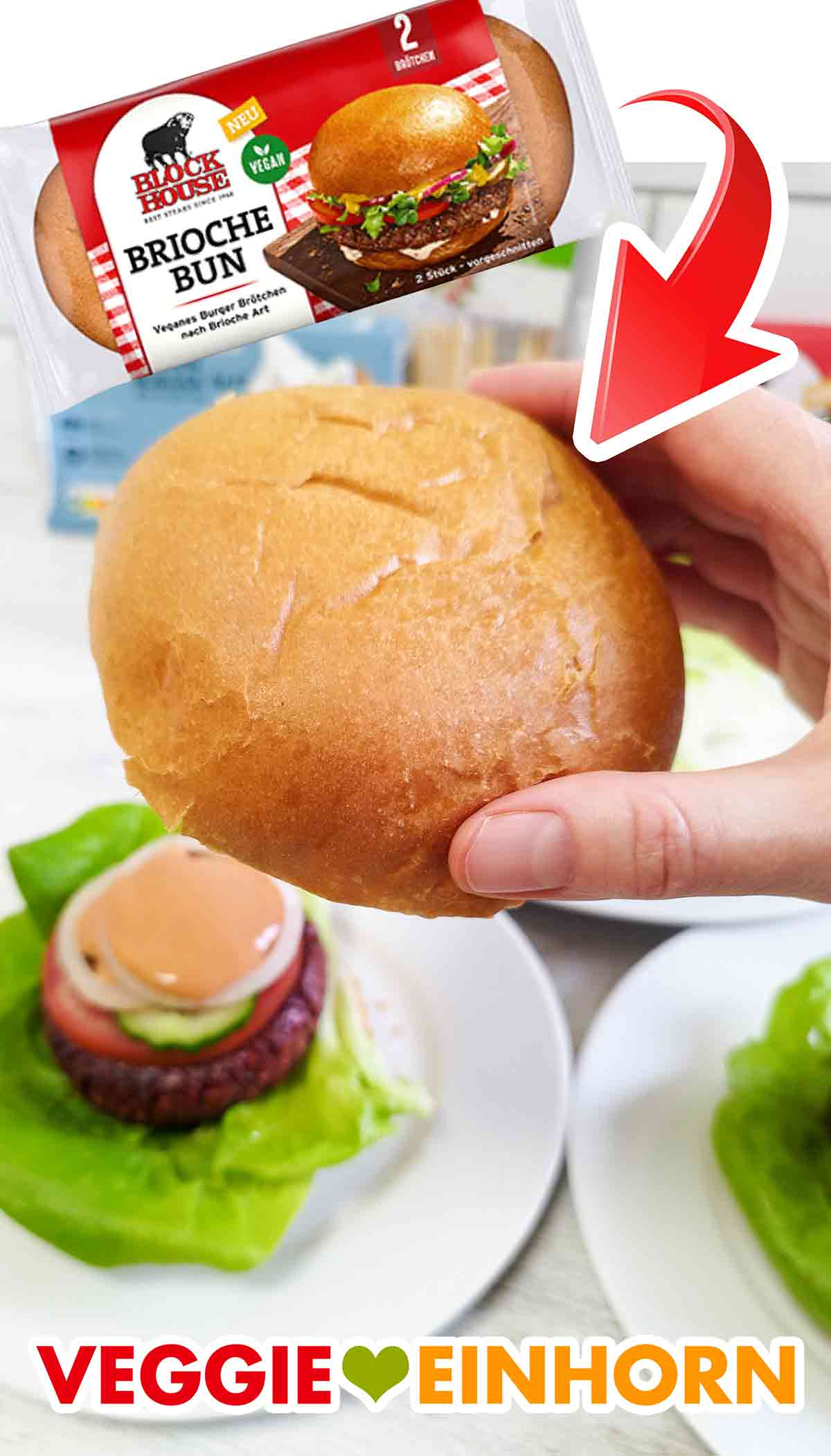 Ich lege den Bun auf den Burger. Eine Hand hält die obere Hälfte des veganen Brioche Buns von Block House