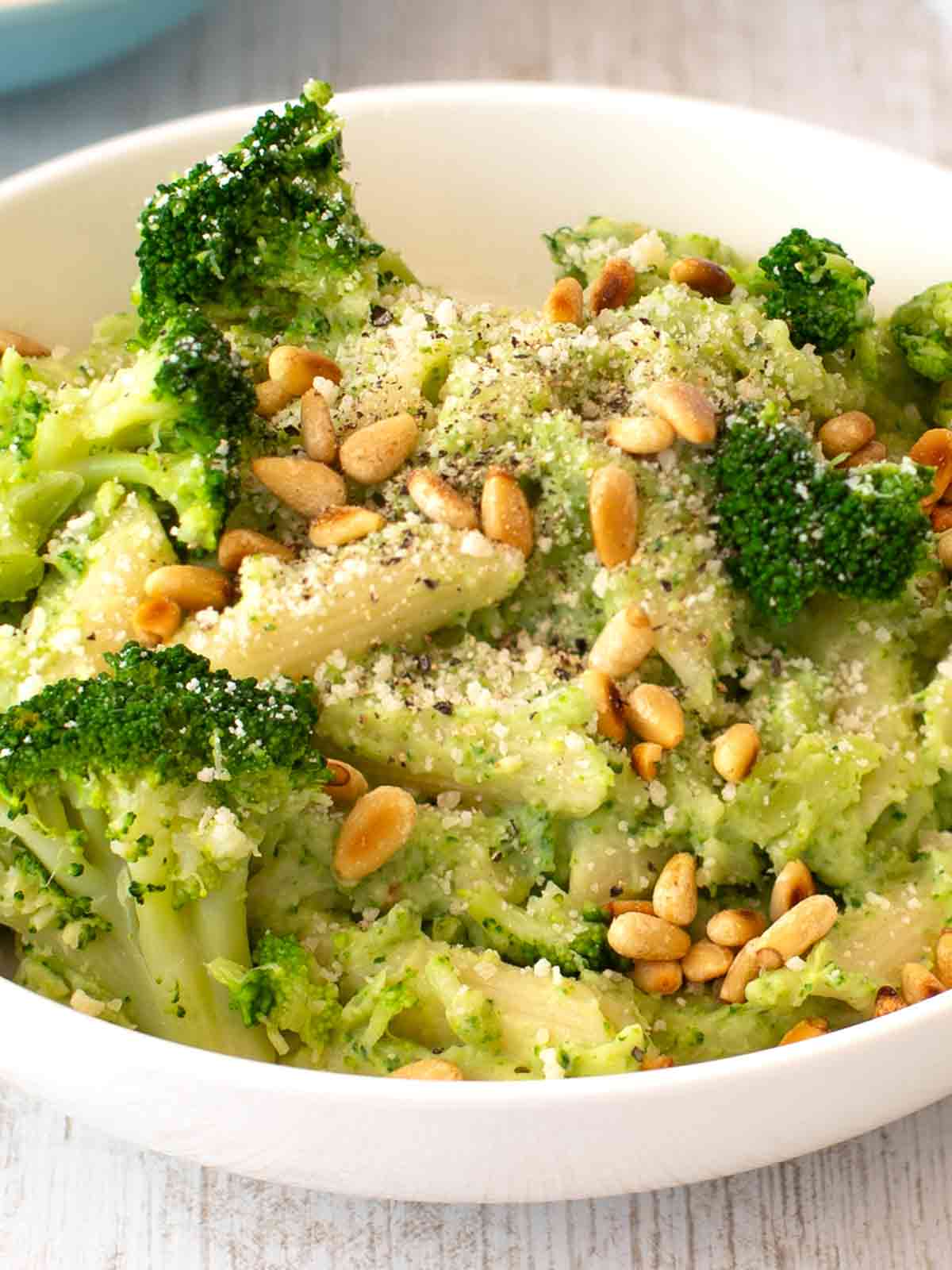 Teller mit veganen Brokkoli Nudeln