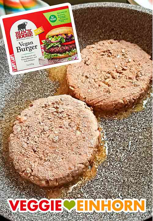 Die Patties in der Pfanne anbraten. Zwei vegane Burger Patties von Block House braten in der Pfanne.