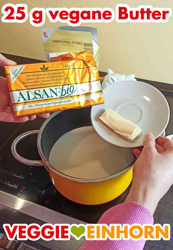 25 g vegane Butter zufügen. Hier nehme ich Alsan Margarine. Vegane Butter wird in den Topf gegeben