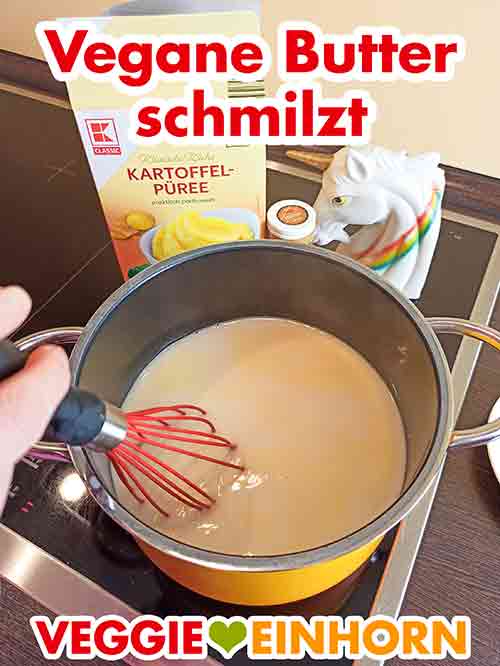 Warten bis die vegane Butter geschmolzen ist. Die vegane Butter schmilzt im Topf