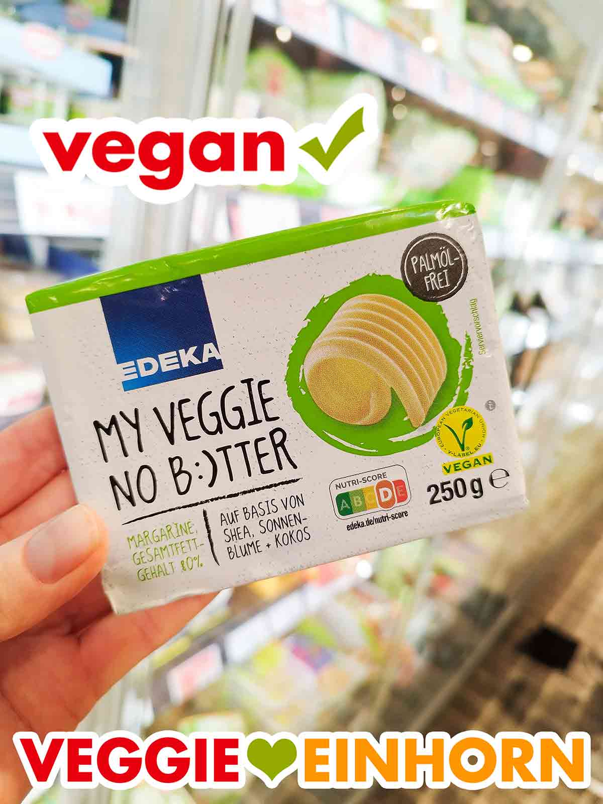 EDEKA My Veggie No B:)tter im Supermarkt Eine Hand hält ein Stück vegane Butter von EDEKA im Supermarkt