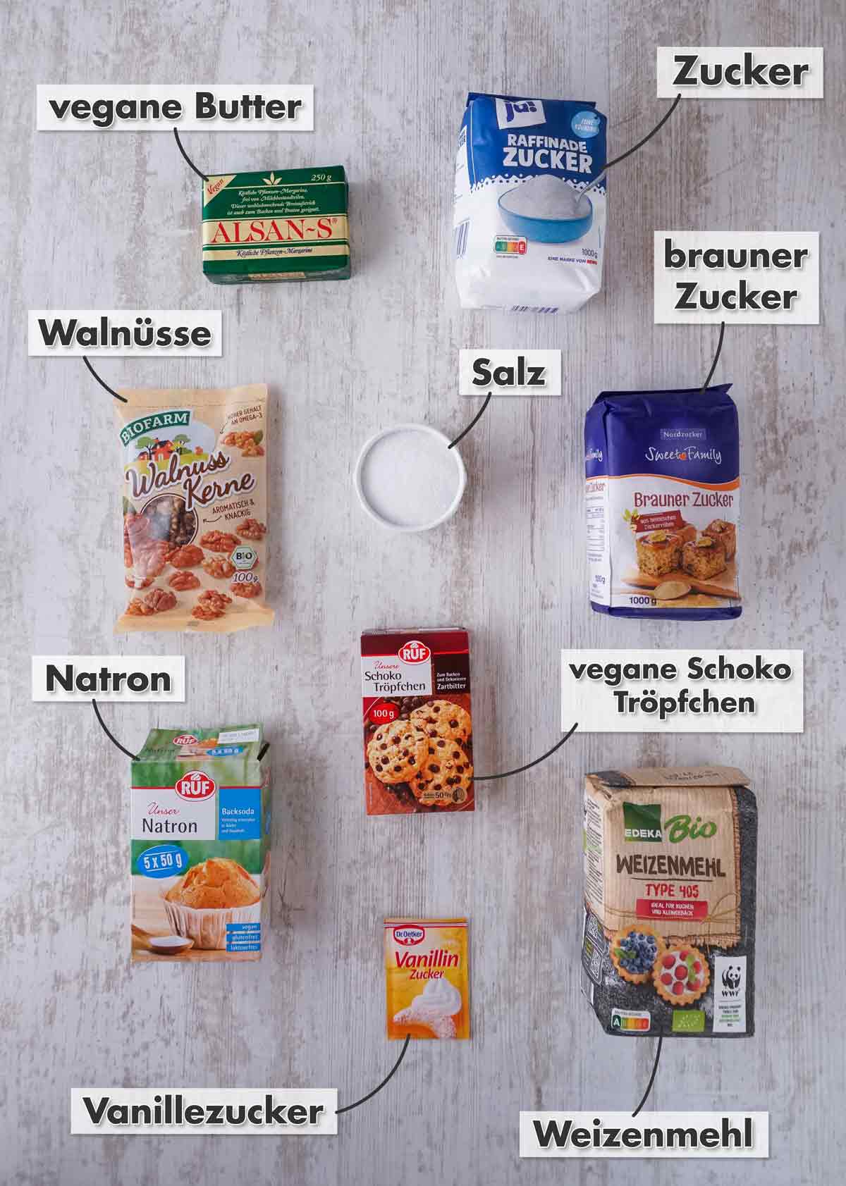 Alsan-S vegane Butter, Rewe ja! Raffinade Zucker, Biofarm Kluth Walnüsse, Salz, Sweet Family Brauner Zucker, RUF Natron, RUF Zartbitter Schoko Tröpfchen, Dr. Oetker Vanillinzucker, Edeka Bio Weizenmehl Type 405 Vegane Butter, Zucker, Walnüsse, Salz, brauner Zucker, Natron, vegane Schokotröpfchen, Vanillezucker, Mehl